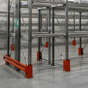 scaffalatura di media portata con montanti in ferro per consentire stoccaggio di pallet