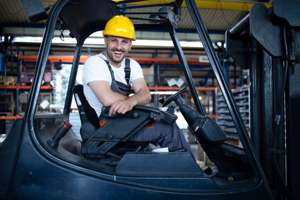 operaio che guida un carrello elevatore di Vemocar