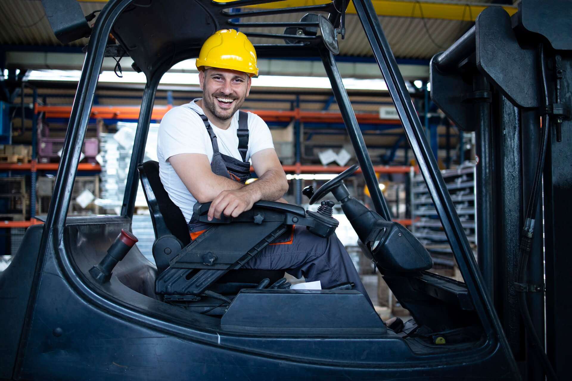 operaio che guida un carrello elevatore di Vemocar